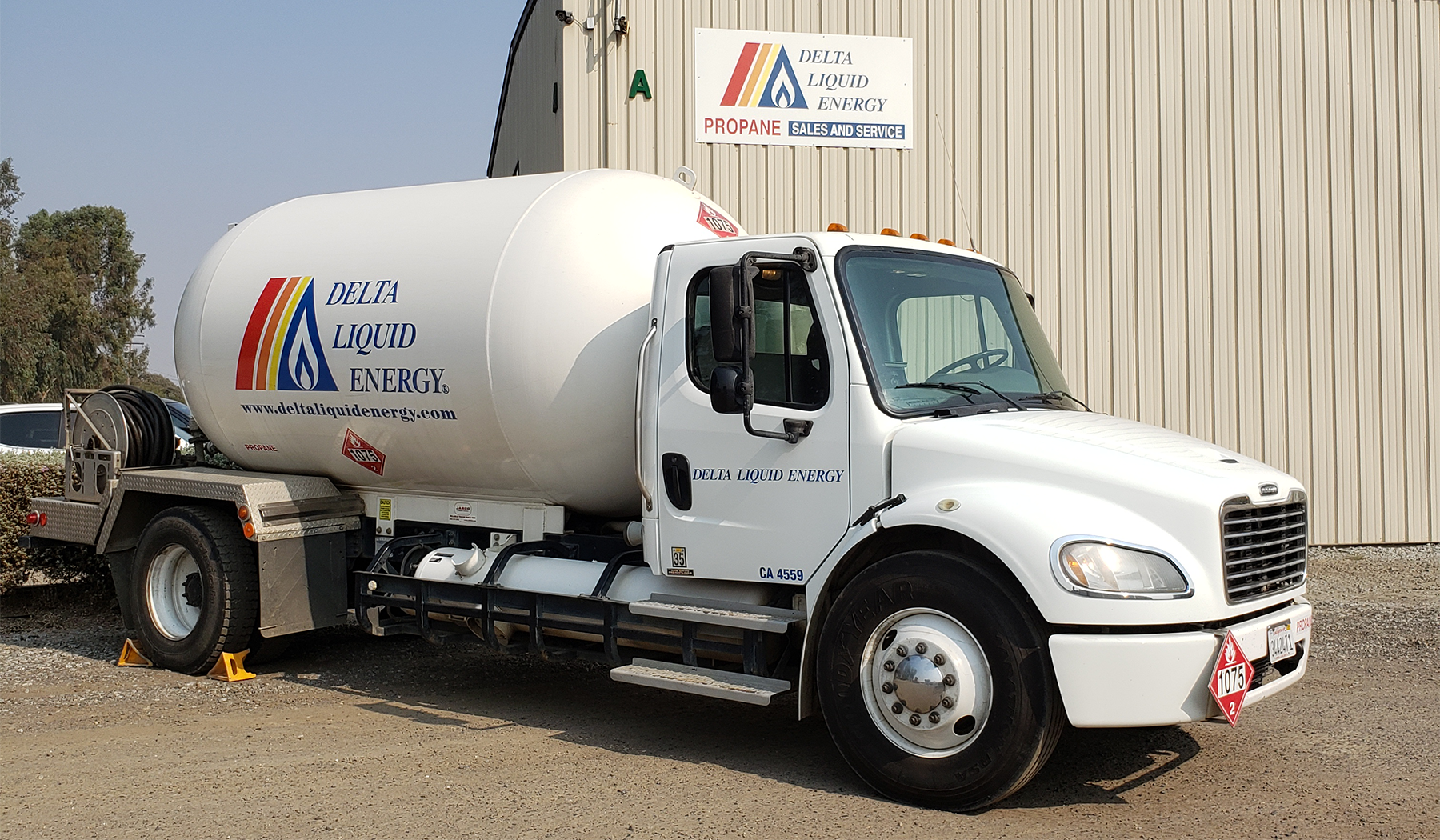 Delta Liquid Energy bobtail with propane gas in front of Delta Liquid Energy Store.