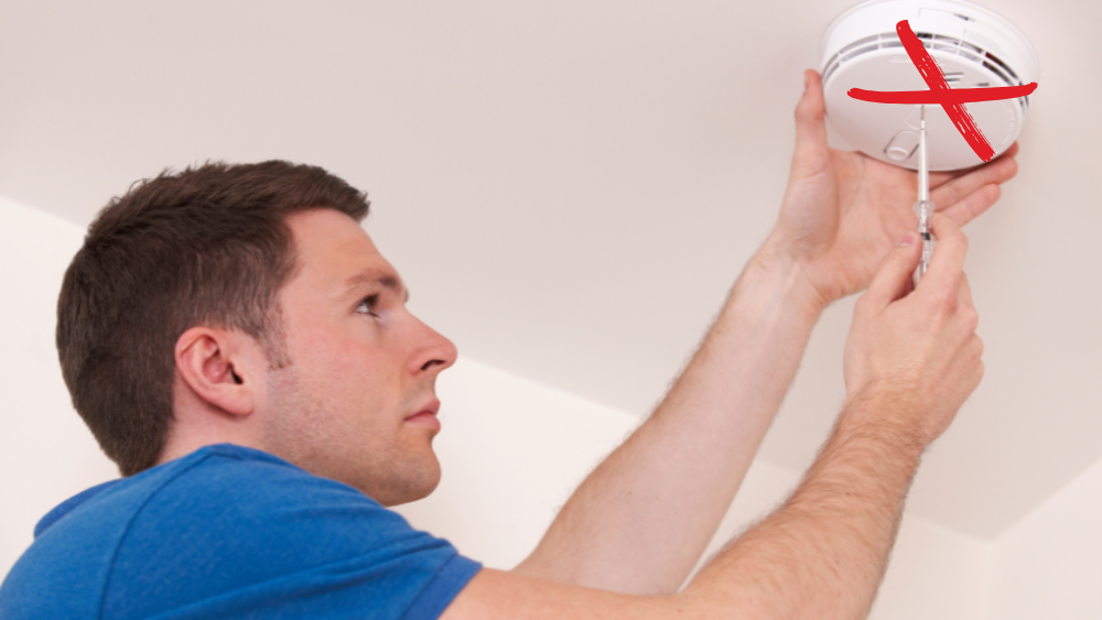 MAN INSTALLING DUAL SMOKE AND CARBON MONOXIDE DETECTOR